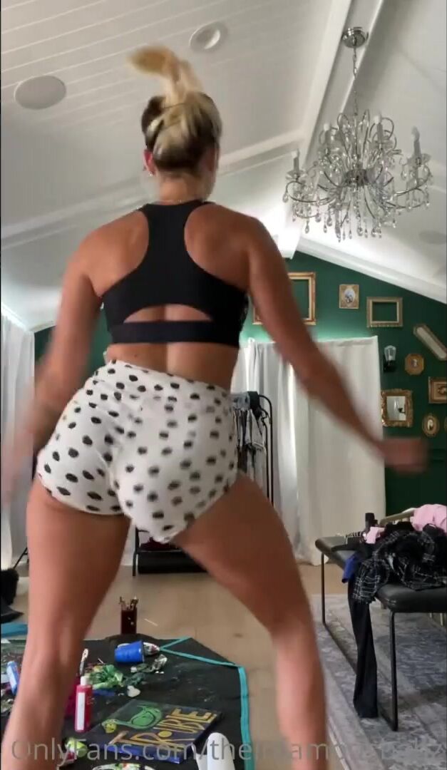 (Long video) Gabbie Hanna Onlyfans twerking/ clapping her cheeks