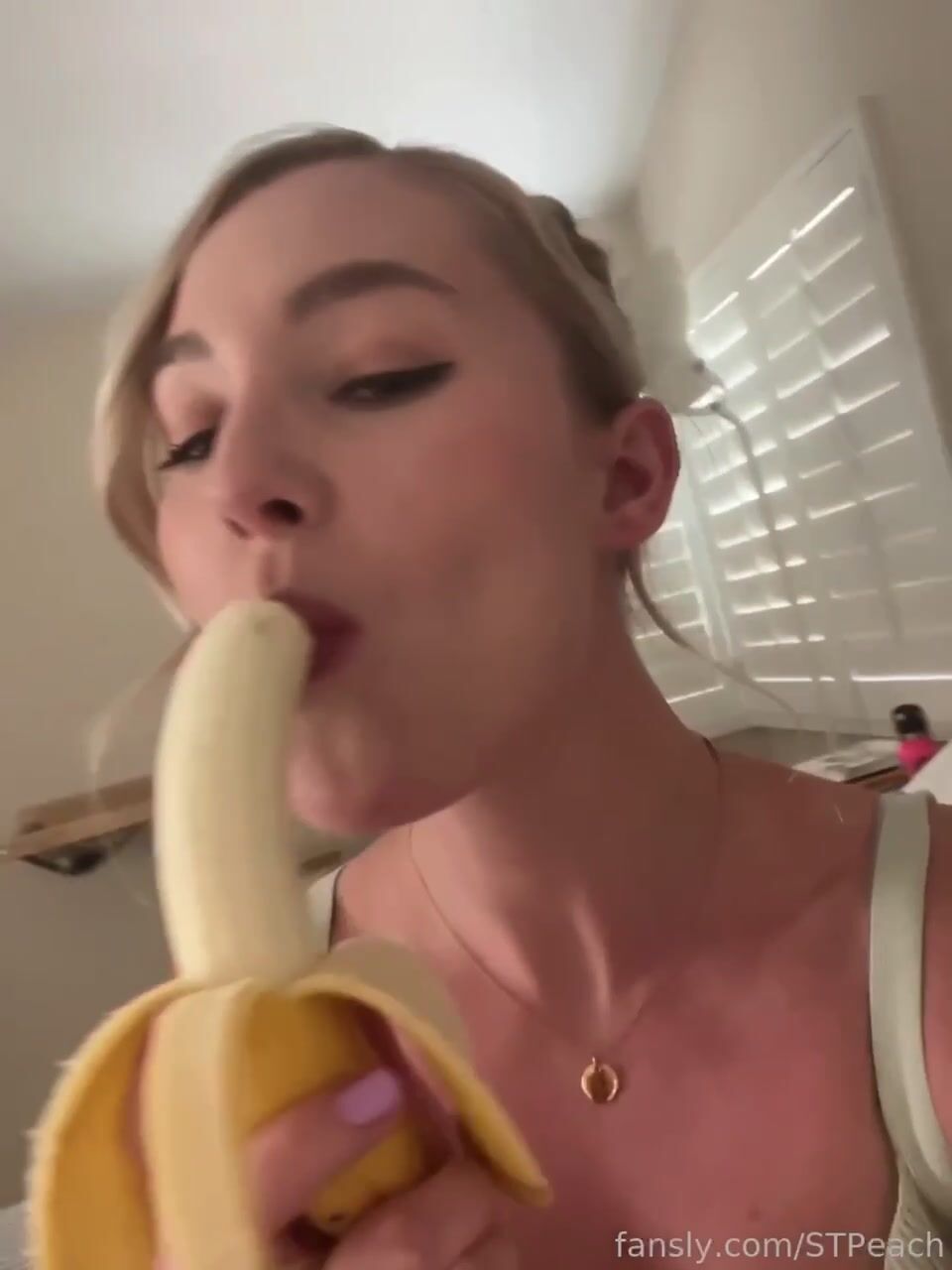 STPeach Blowing a Banana