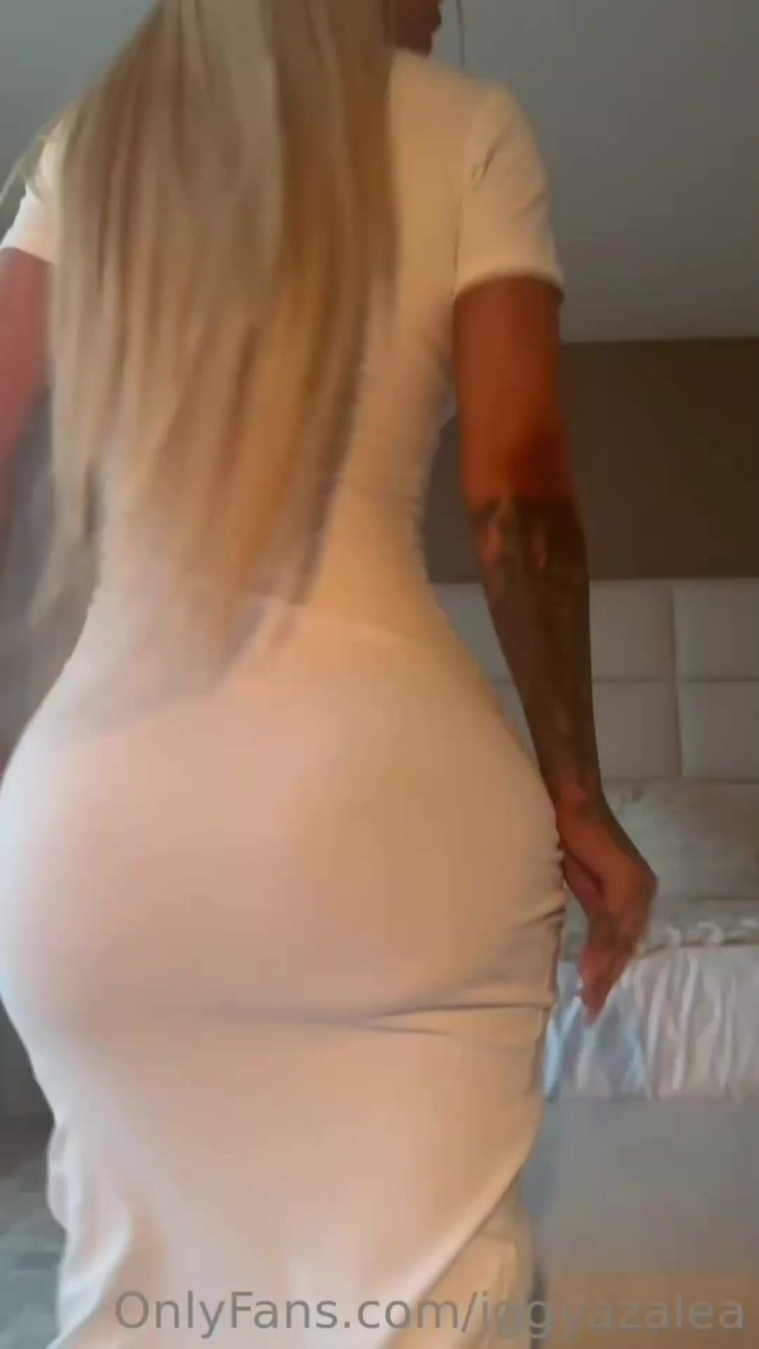 Iggy Azalea white dress booty shaking