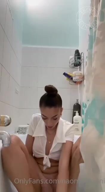 Naomivignoni in the bath