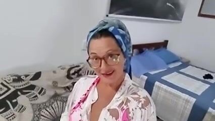 Lisa Aranha provando seus biquinis com sensualidade